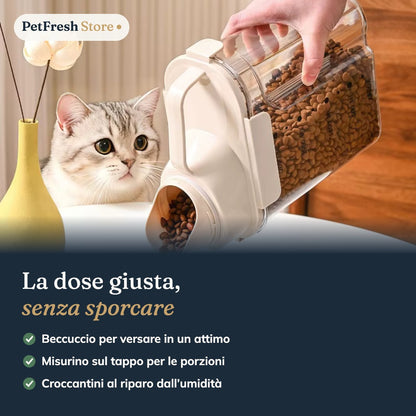 Gatto mentre si versano le crocchette dal contenitore